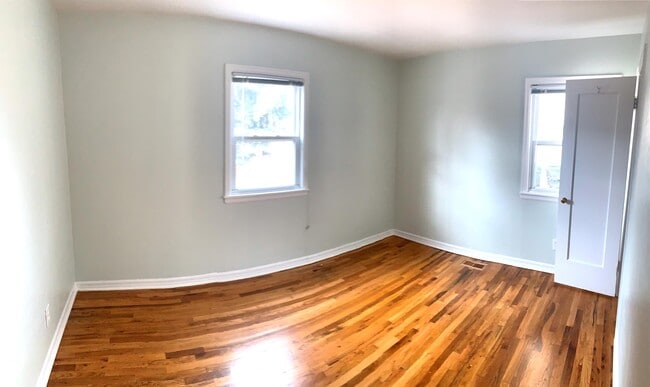 Building Photo - 2201 Table Dr