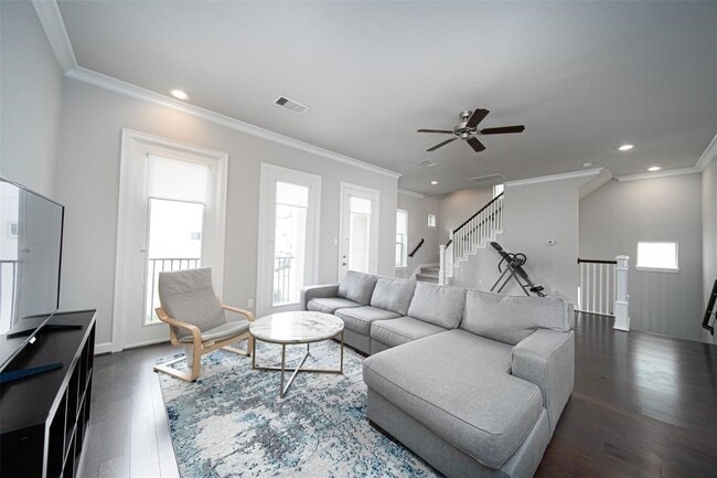 Building Photo - 2011 Royal Landing Dr