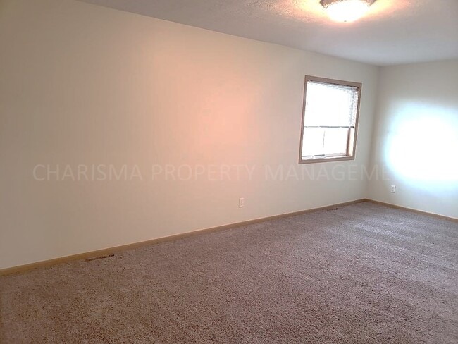 Building Photo - 300 Scott Pl