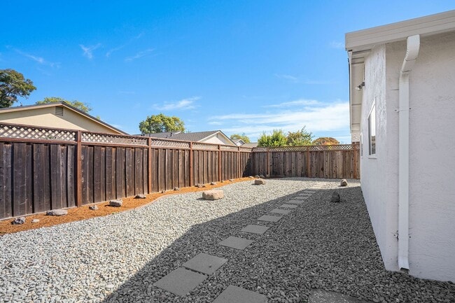 Building Photo - 339 Magnolia Dr