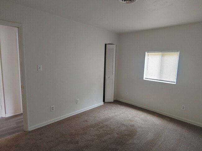 Building Photo - 3 BR 1.5 BA single family house