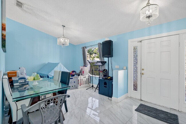 Building Photo - 1121 SW Ivanhoe St