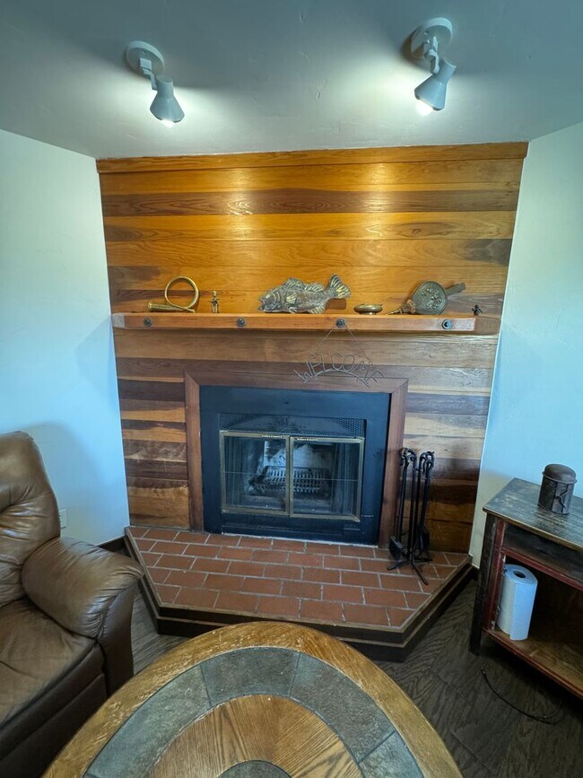 Building Photo - Woodworks Townhome- 3 Bedroom/3 Bath Unit w/Updated kitchen on the Bus Route