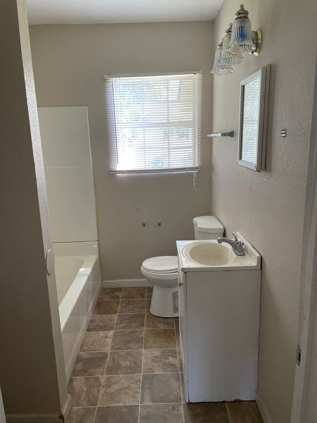 Building Photo - Adorable Updated Bossier 2 Bed 1 Bath