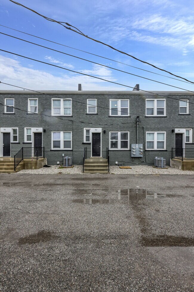 Building Photo - Modern 2BR Townhouse | Walk to Downtown | All Utilities Included