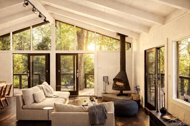 Building Photo - 15 Lake View Ct