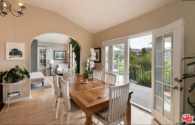 Building Photo - 2472 Hollyridge Dr