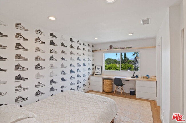 Building Photo - 5664 Coliseum St