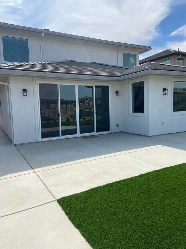 Building Photo - El Dorado Hills  - Saratoga Estates, Gated Community. 4 Bdrm, 3 Bath