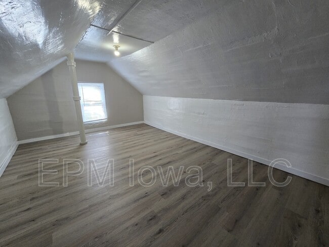 Building Photo - 740 W 11th St