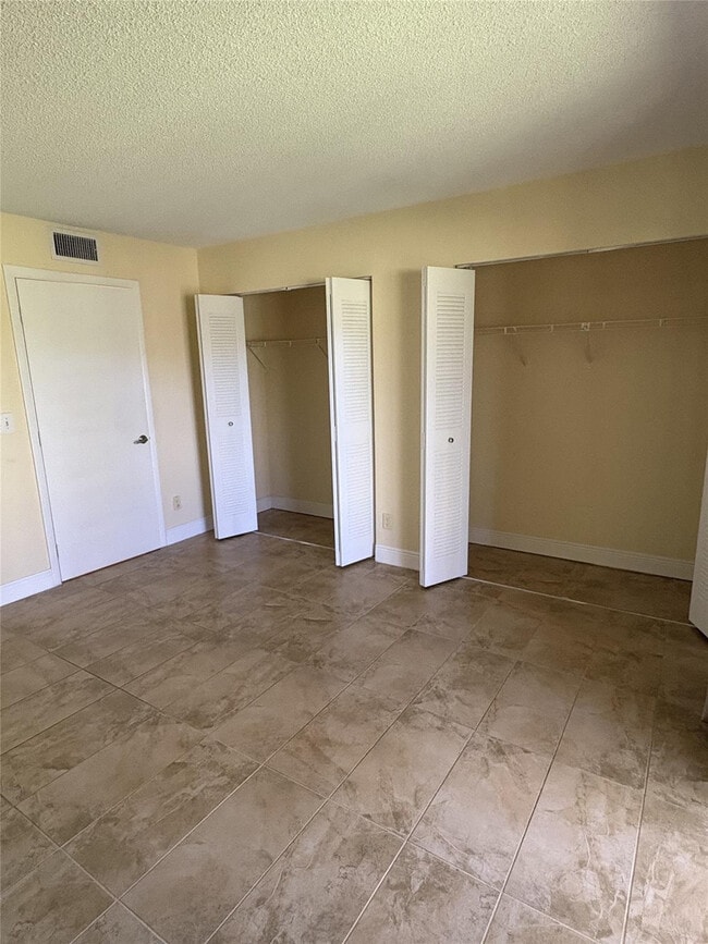 Building Photo - 1529 Meadows Cir W