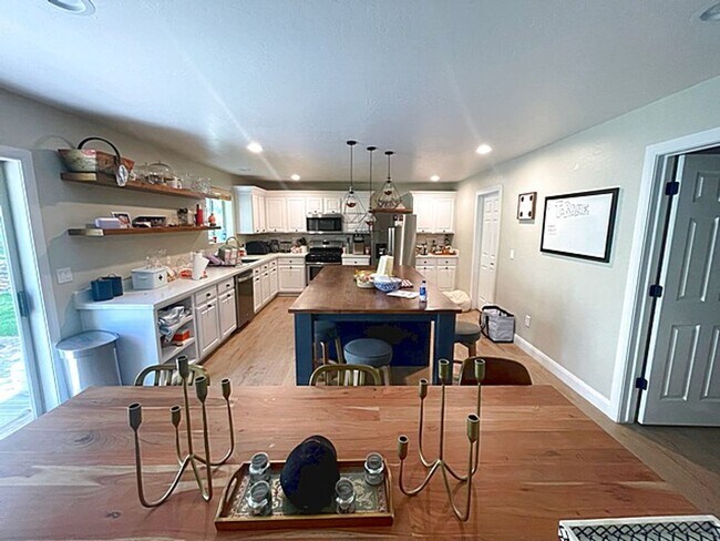 Building Photo - Family Friendly Trailside Home