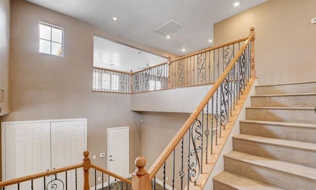 Building Photo - 757 Secret London Ave