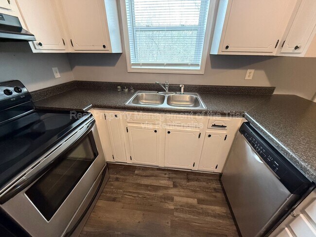 Building Photo - 2406 Markwood Ln SE