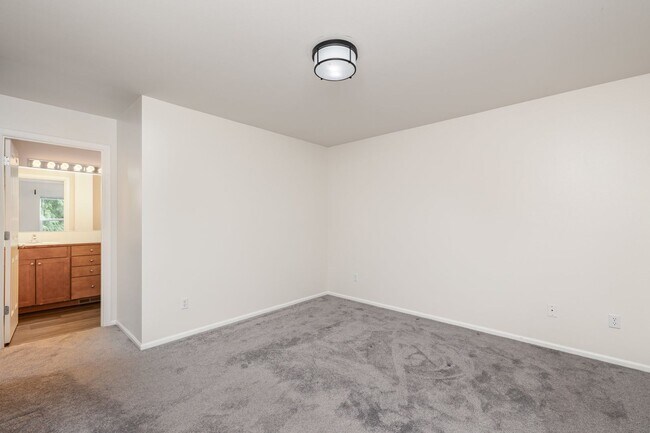 Building Photo - Townhouse available in lynnwood