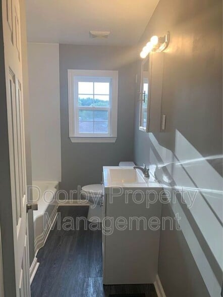 Building Photo - 2408 Cres Club Dr