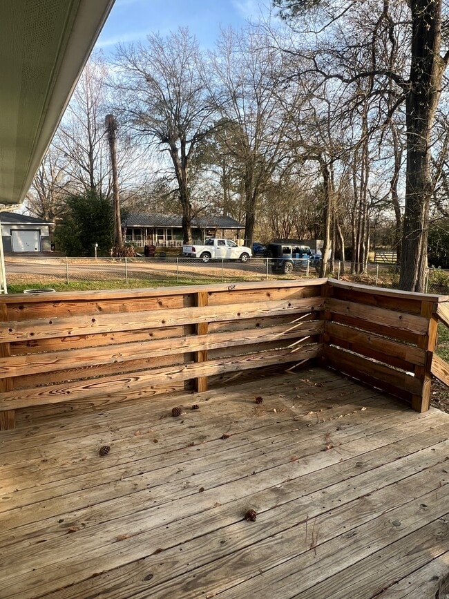 Building Photo - 557 E Elm St