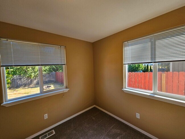 Building Photo - 3Bd/2Ba Single Story Home-Available to View!