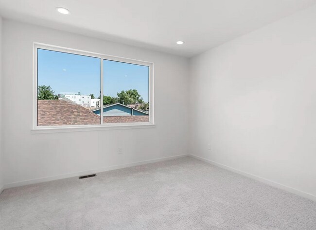 Building Photo - FIRST MONTH'S FREE!! Modern 2 bed, 2.5 bat...