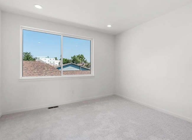 Building Photo - Modern 2 bed, 2.5 bath w/ rooftop!