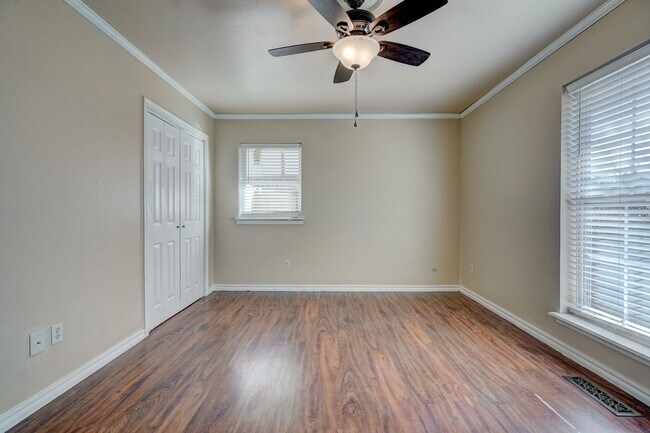Building Photo - 4 bed 3 bath home!