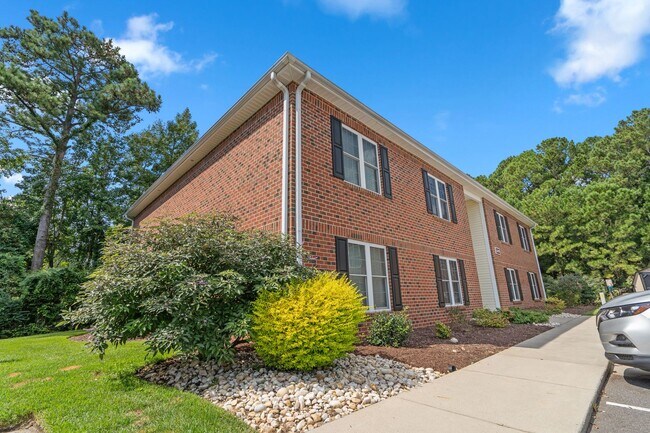 Building Photo - 2 bed 2 bath with a washer & dryer and all...