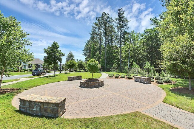 Building Photo - Beautiful Four Bedroom Home in the Berewick Subdivision!
