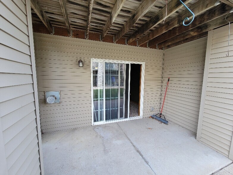 Building Photo - 10 Cherry Ct