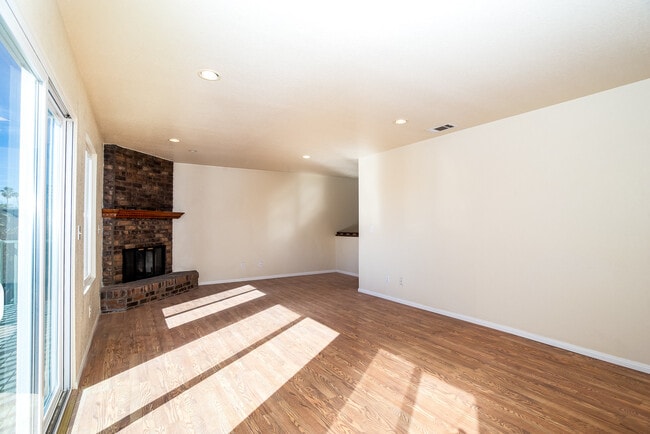 Building Photo - 1908 Broadway St