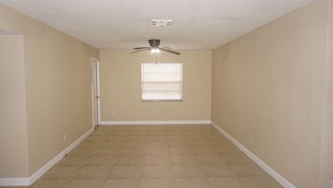 Building Photo - Upgraded Condo With Washer And Dryer