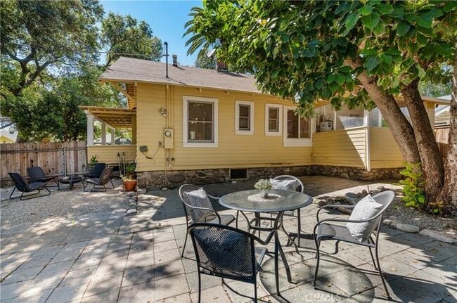 Building Photo - 846 N Wilson Ave