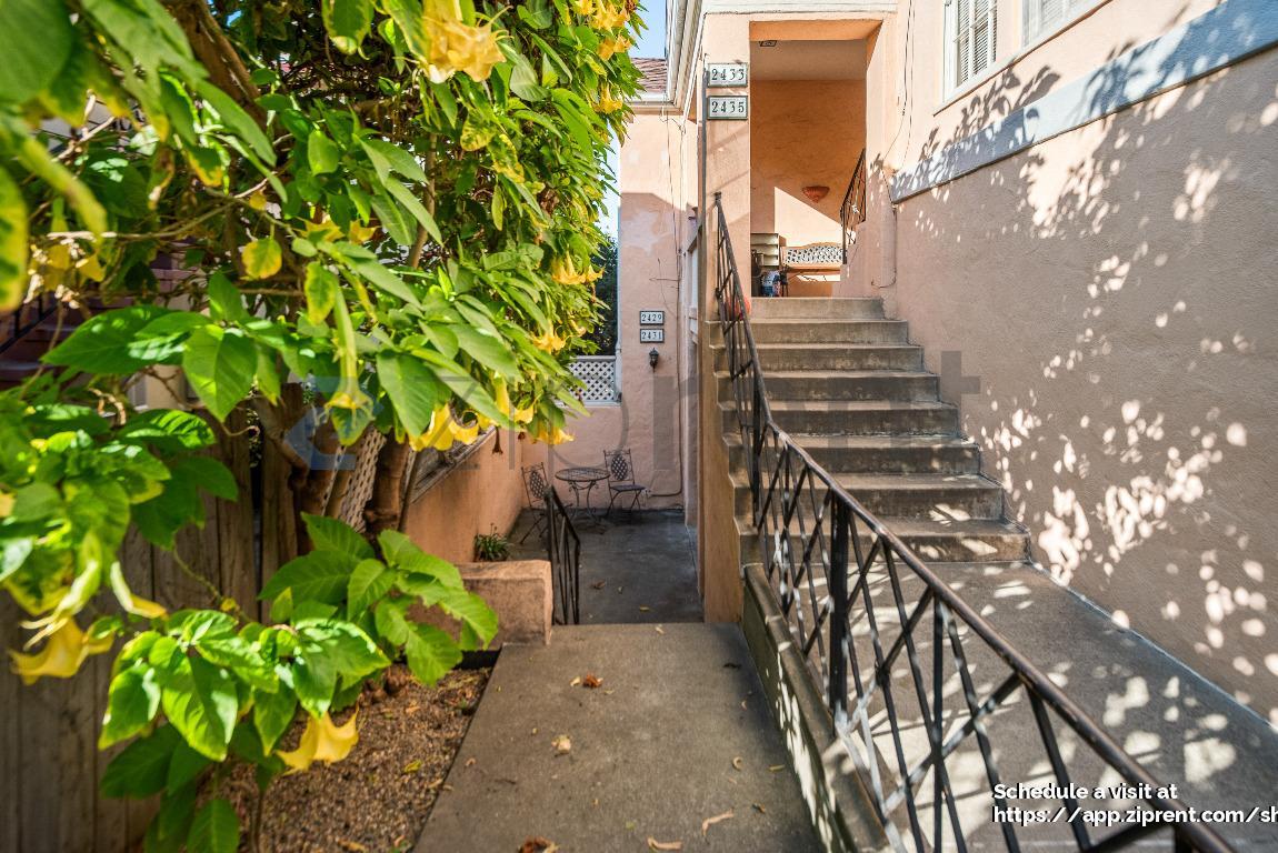 Building Photo - 2429 Ivy Dr