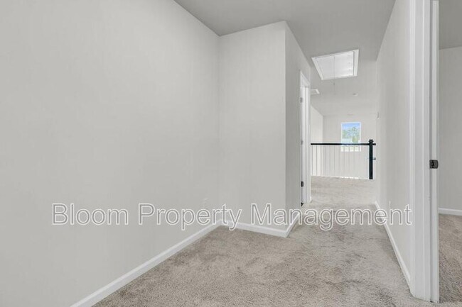 Building Photo - 450 Carrara Dr