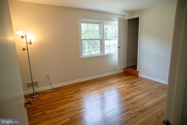 Building Photo - 5012 Larno Dr