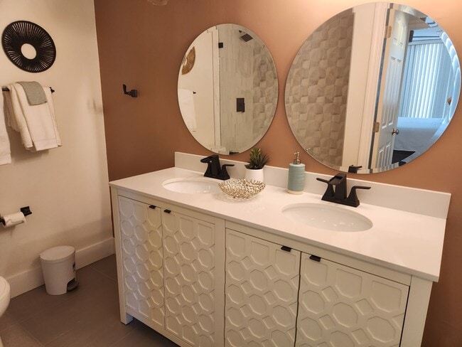 Building Photo - 2 bedroom furnished condo in Oceans Seven ...