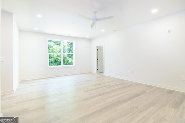 Building Photo - 240 Martha Dr