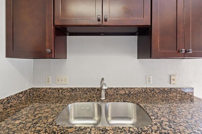 Building Photo - 203 E 31st St