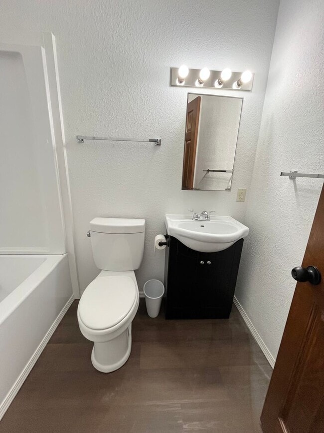 Building Photo - Rent Special - 3 Bed/2 Bath Duplex Apartment Near Downtown!