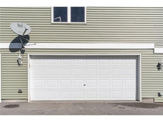 Building Photo - Sparkling Like-New 3 Bedroom Plus Office/L...