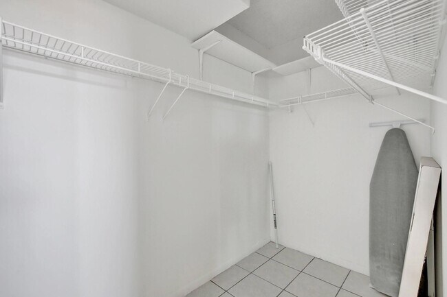 Building Photo - 2350 NE 14th Street Causeway