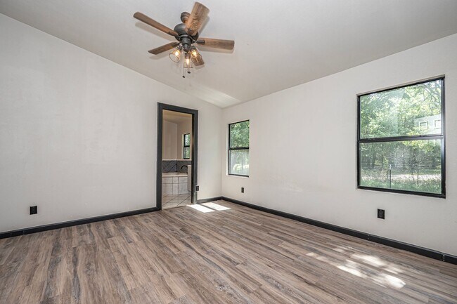 Building Photo - 4 Bedroom 2 Bath