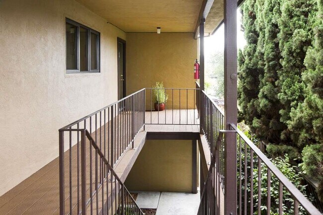 Building Photo - Secluded Rockridge 2BD | Parking Included | Near BART, Shops & Dining