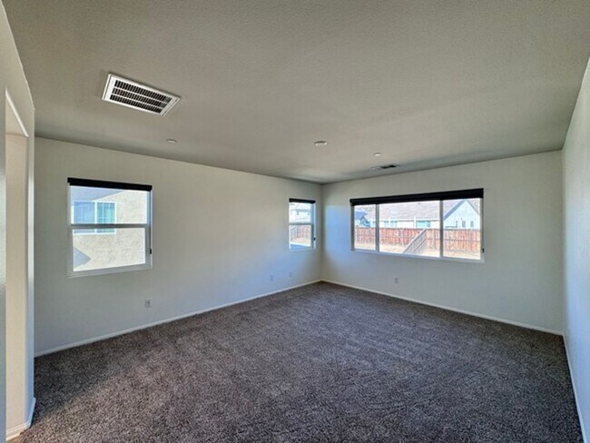 Building Photo - MOVE IN SPECIAL!! Move in on or before Oct...