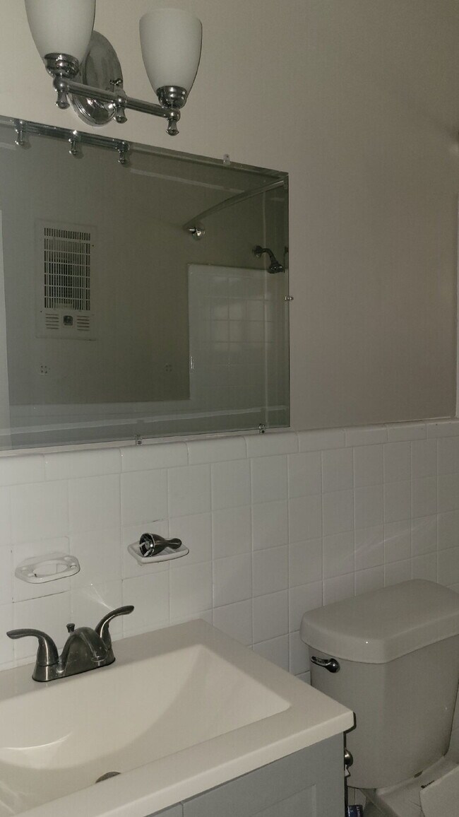 Building Photo - "Charming 1-Bed Oasis with Modern Comforts in Huntsville – Your Perfect Retreat!"