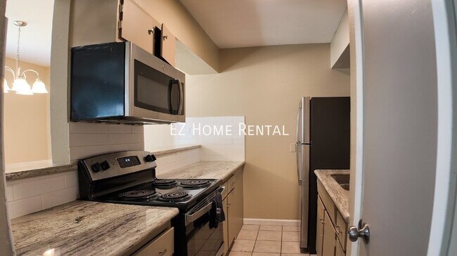 Building Photo - Price to Lease Fast! $899/mth!