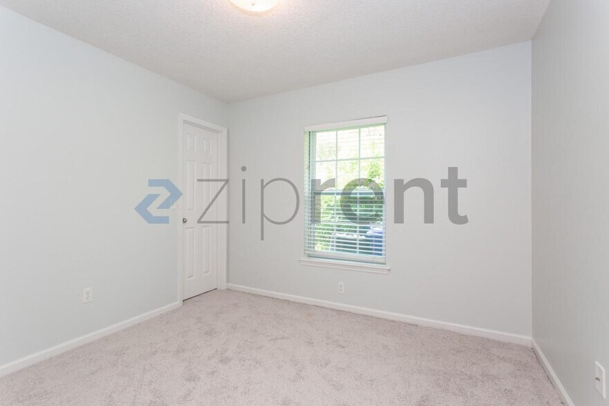 Building Photo - 168 Oak Common Ave