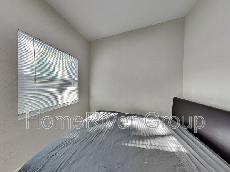 Building Photo - 2423 E 19th Ave