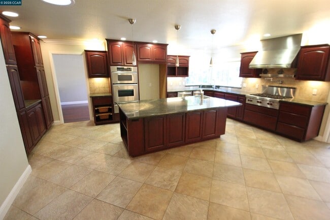 Building Photo - 898 Luxury Dr