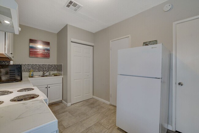 Building Photo - Cozy 2-Bedroom Unit in Prime Las Vegas Loc...