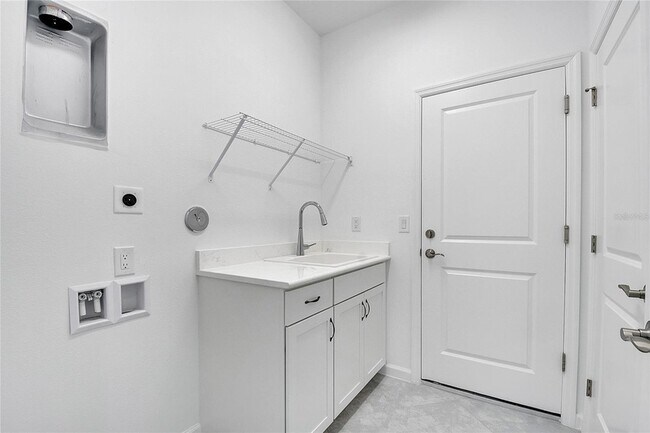 Building Photo - 215 Summertime Pl